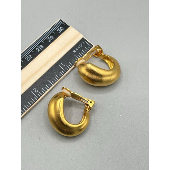 Signed GJD Ginnie Johansen Design Clip On Hoops Earrings Matte Gold Tone - Picture 10 of 10